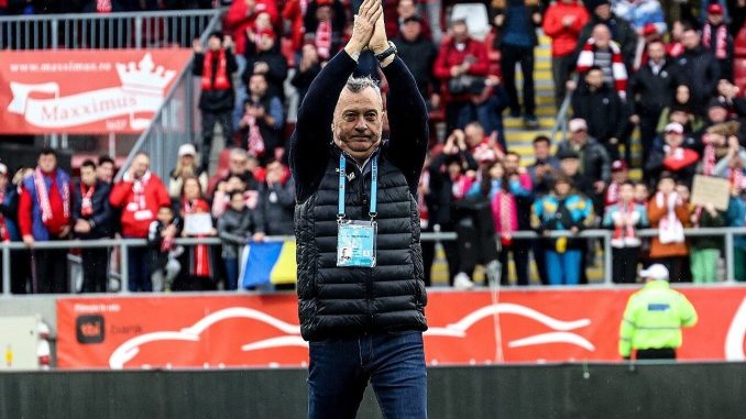 E-oficial-UTA-a-confirmat-despartirea-de-Mircea-Rednic-Mesajul-de-apreciere-al-aradenilor-contine-o-intrare-cu-talpa-asupra-fanilor-e1747593525876