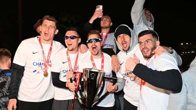 sarbatoare-autocar-fcsb-castigarea-superligii-superbet-17052025