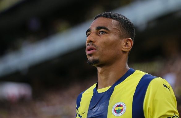 fenerbahce-v-lille-fc-uefa-champions-league-third-qualifying-round-second-leg-5-585x390